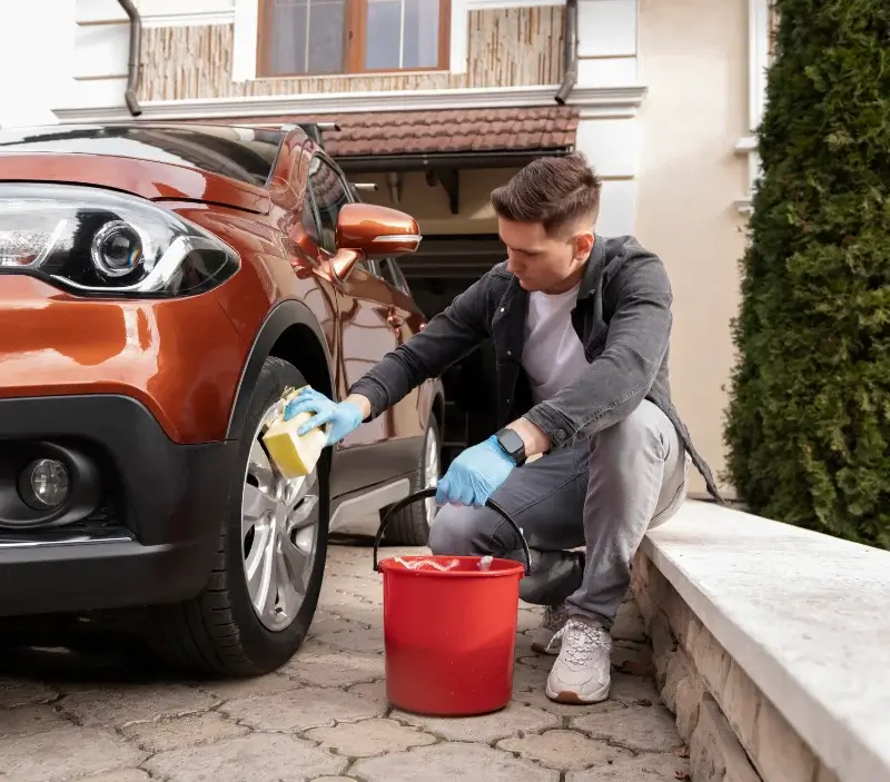 Lavage auto à domicile Saint-Sauveur-sur-École : professionnel intervenant sur un véhicule
